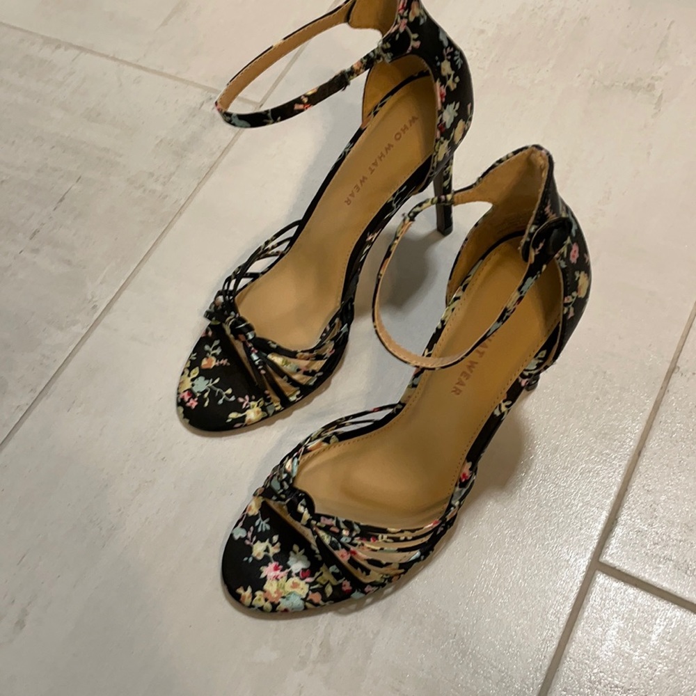 Cute heels with snap strap!